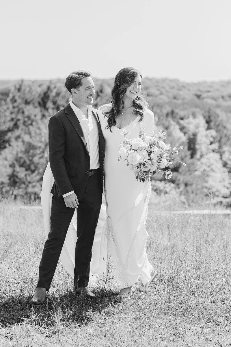 couple portraits overlooking niagara -on-the-lake