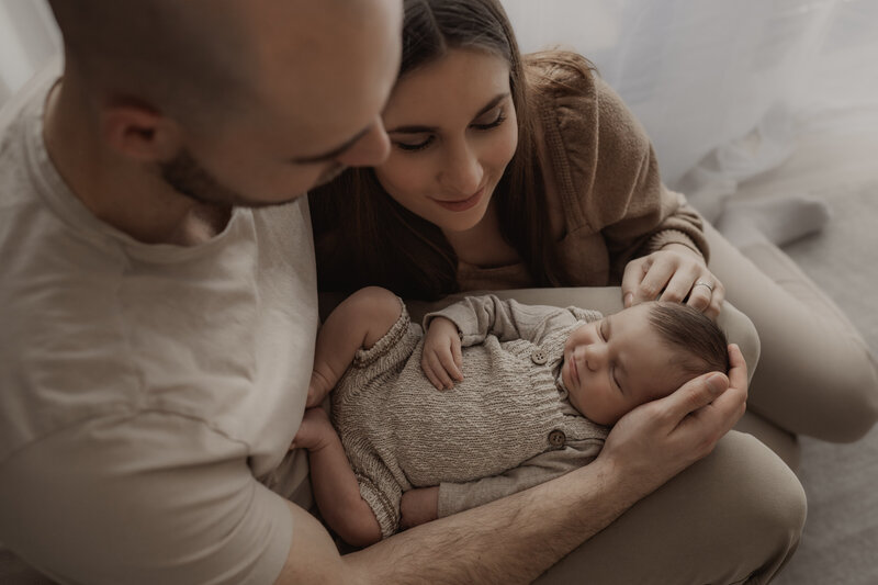 Emotionale Babyfotos – Neugeborenes schläft in Düren
