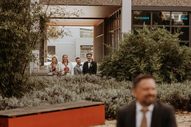 Hochzeitspaar wartet mit Trauzeugen auf die Zeremonie in Köln- Ehrenfeld