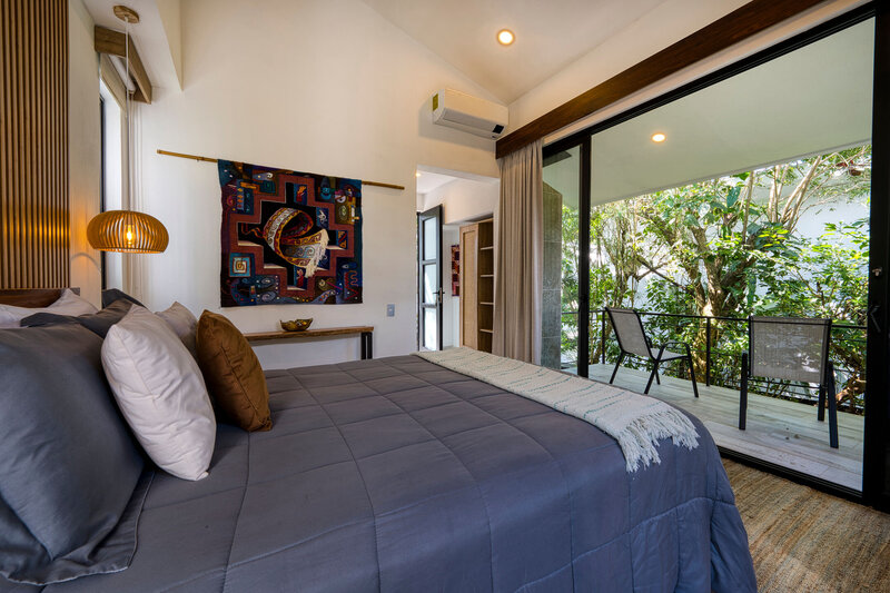 Luxury Queen suites - Queen bed private bathroom - deck -- Synergy (4)