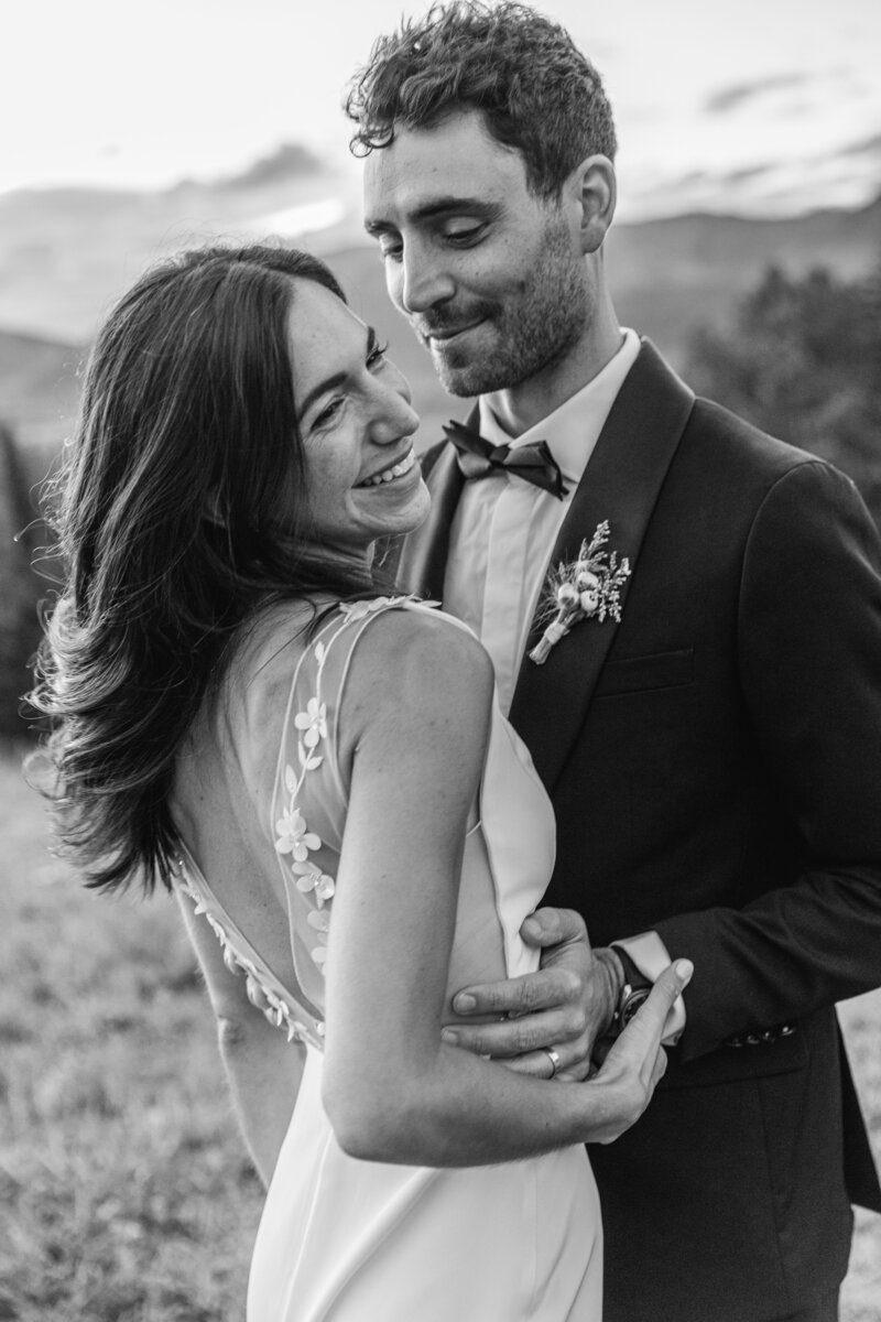 couple hugging in telluride
