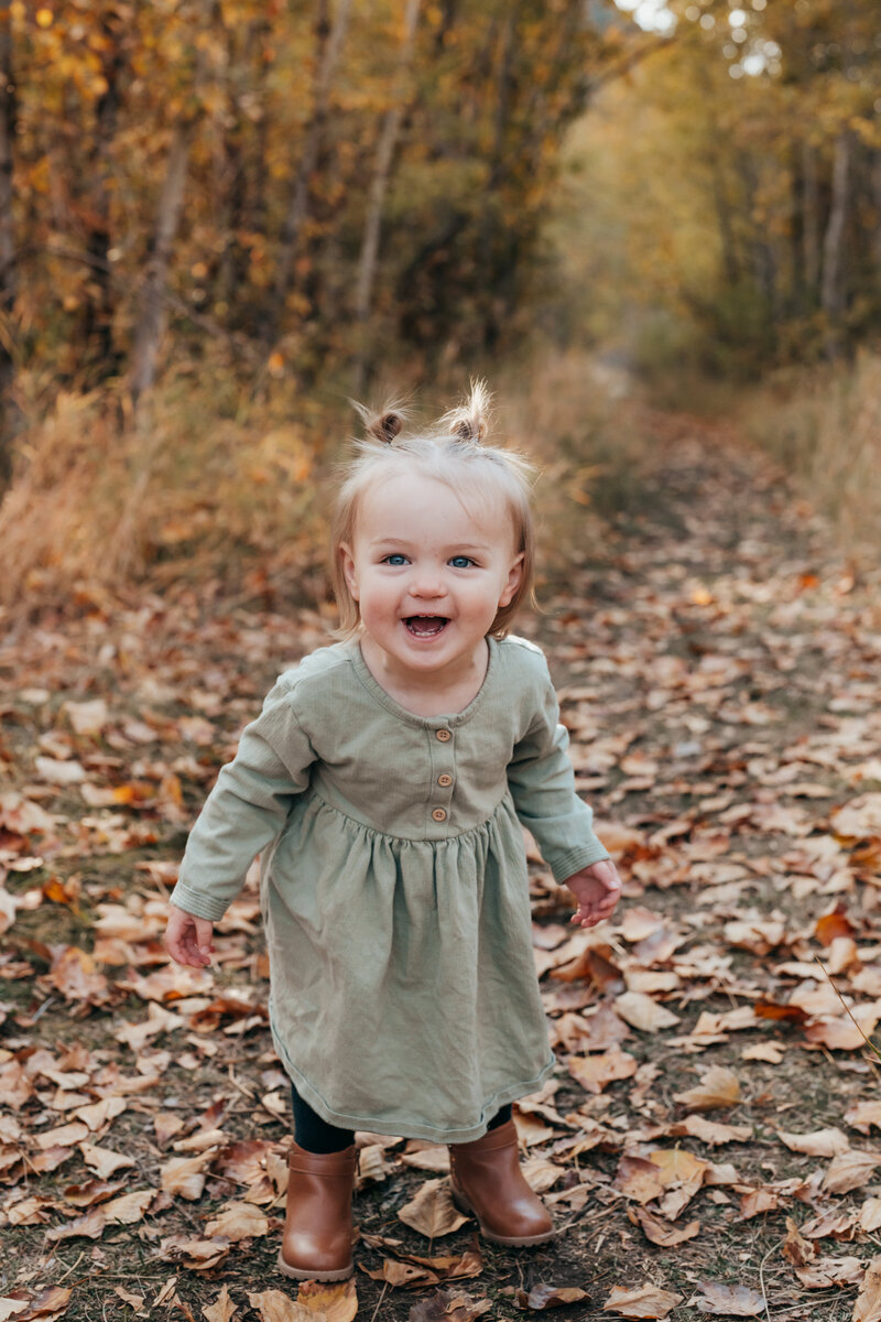 yakima photographer fall photo of little girl smiling 