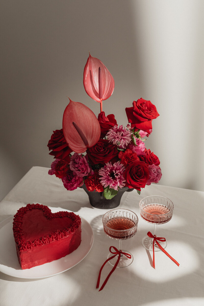 kaboompics_wine-glasses-with-red-ribbon-accents-heart-shaped-cake-red-flowers-34628