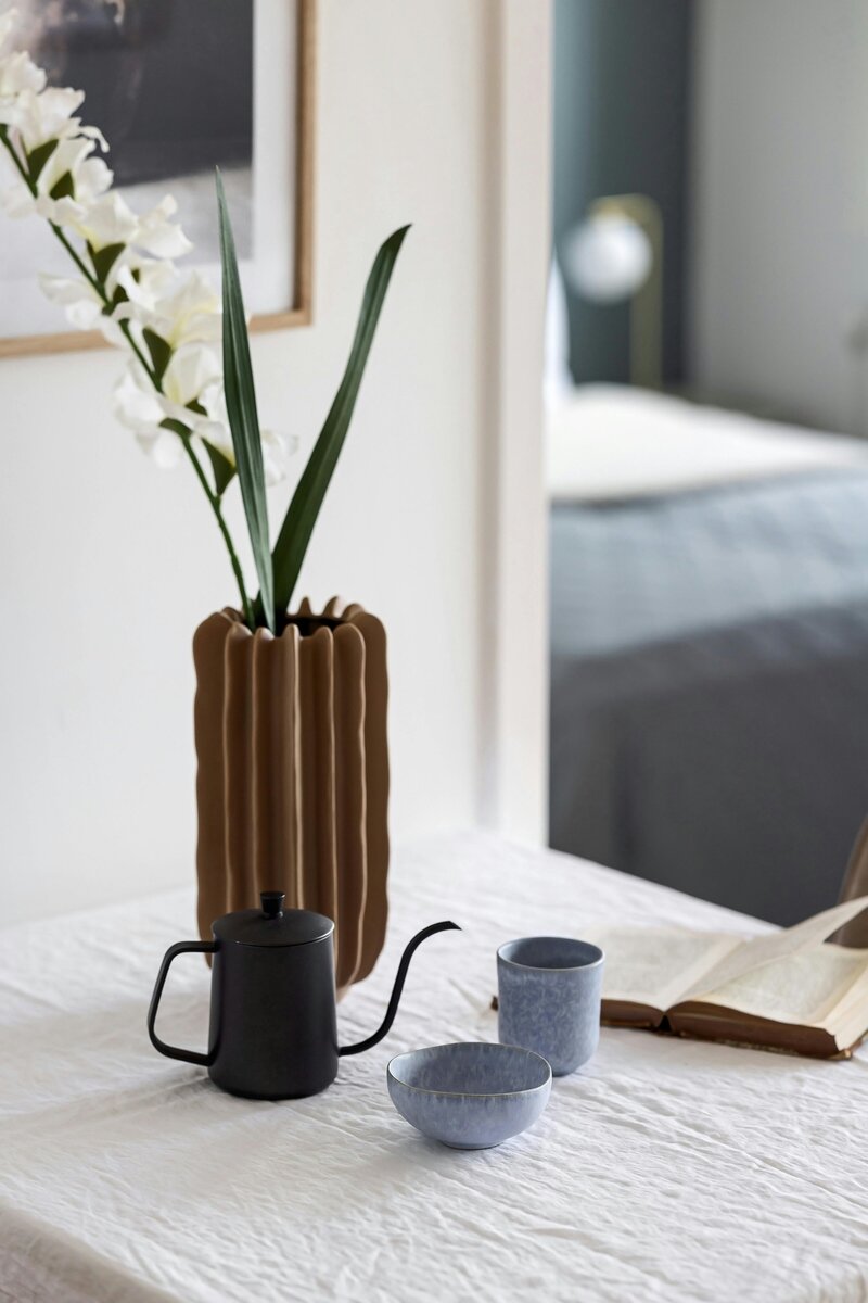 Desingklassieker eetkamerstoel Scandinavisch ontwerp in wit en rotan afwerking