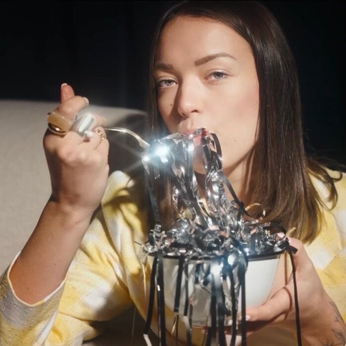 Photo fashion de Marine Coursac, direction artistique et mise en scène stylisée, mains ornées de bijoux