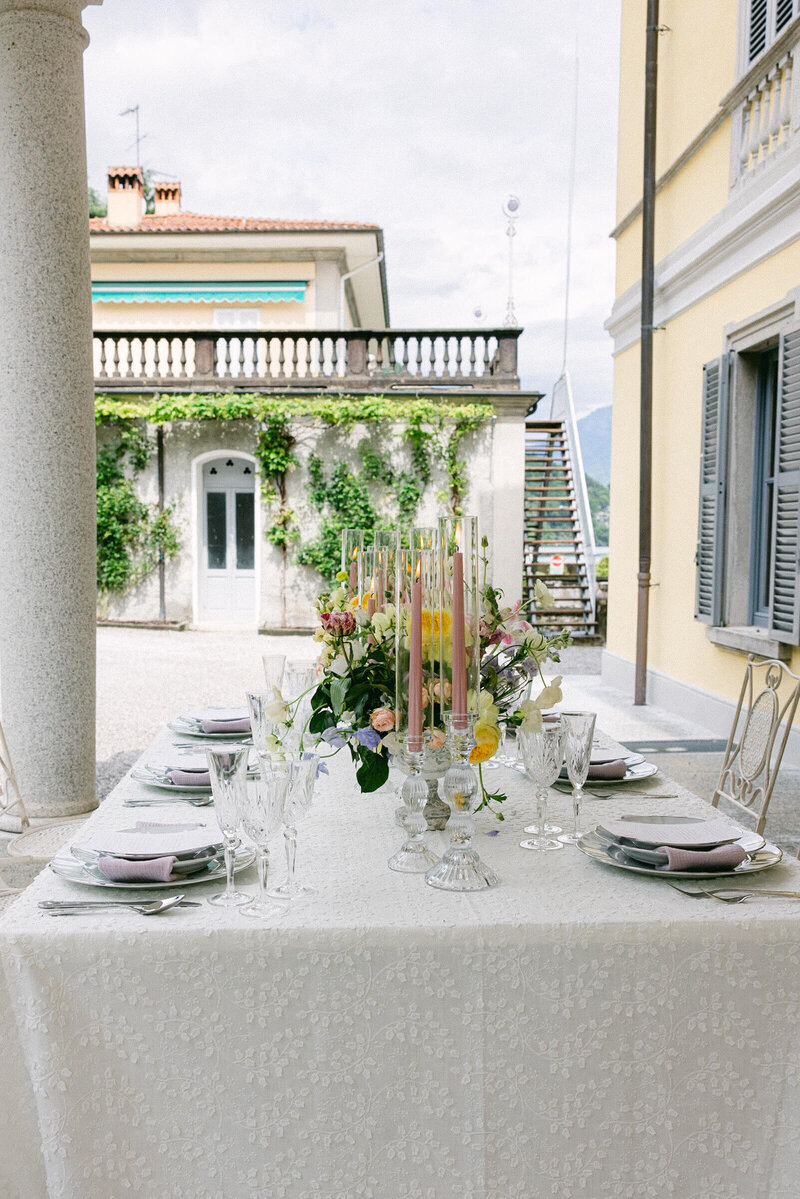 A wedding ay photo of the reception table at villa aura del lago on Lake Como in Italy