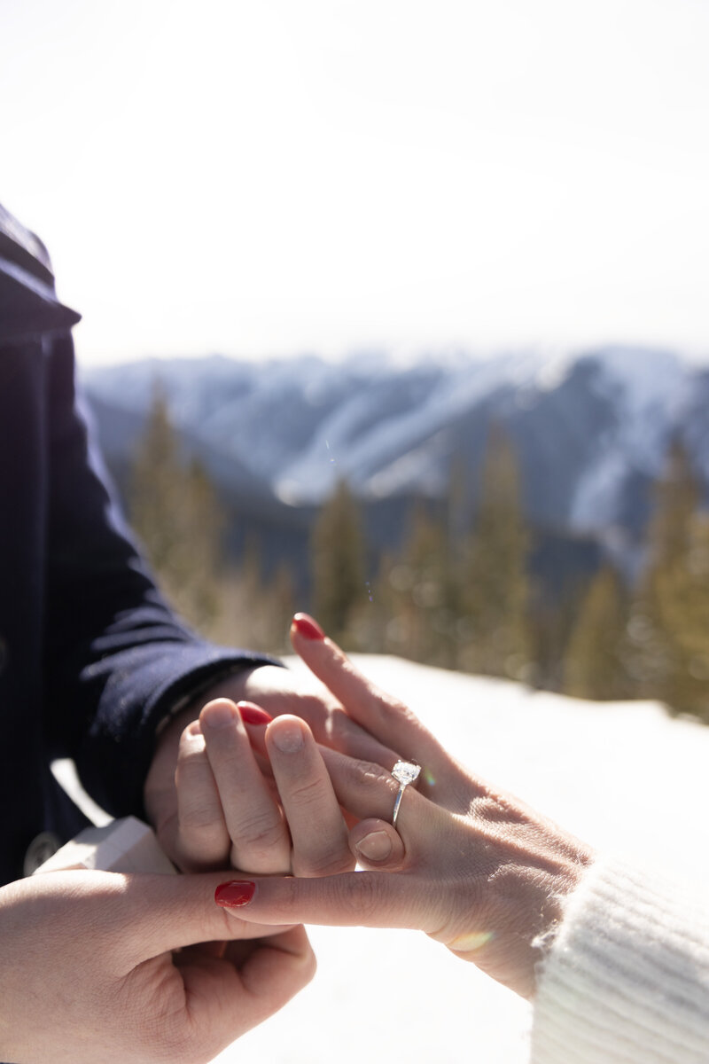 A close up phot of the beautiful diamond engagement ring on aspen mountain