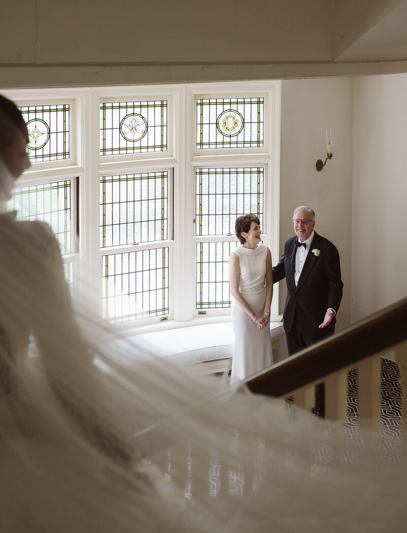brides first look with her parents 