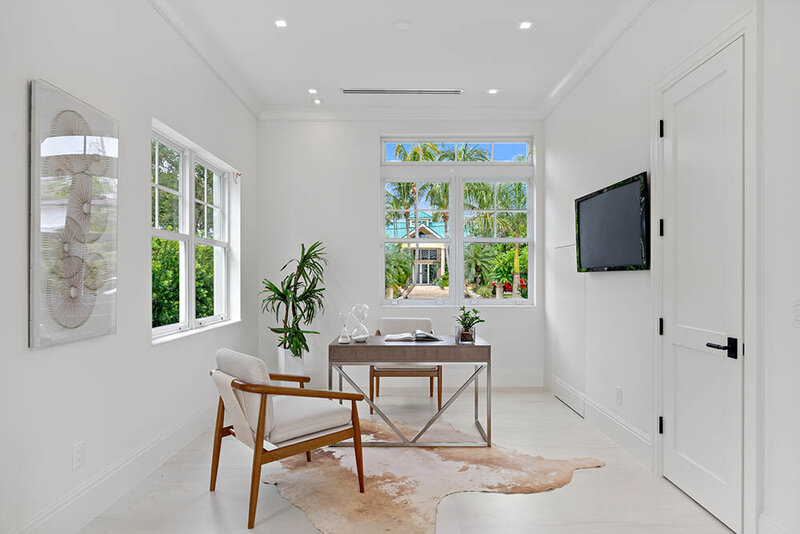 High-End Waterfront Property with Unparalleled Views