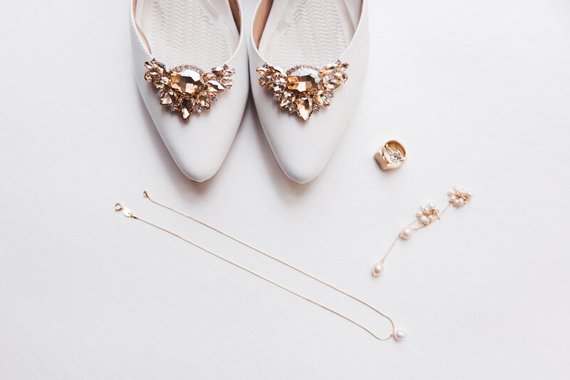 bride-shows-jewellery-rings-earrings