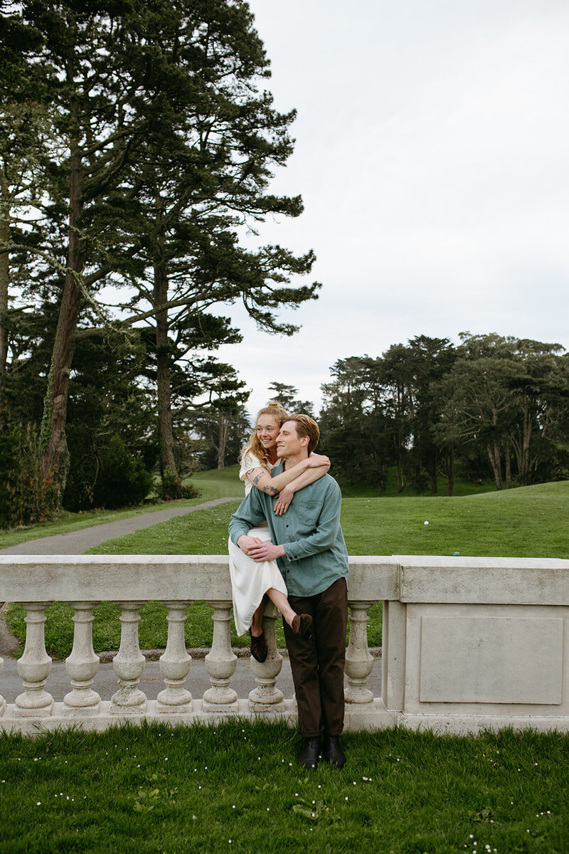 A couple share a romantic moment in San Francisco