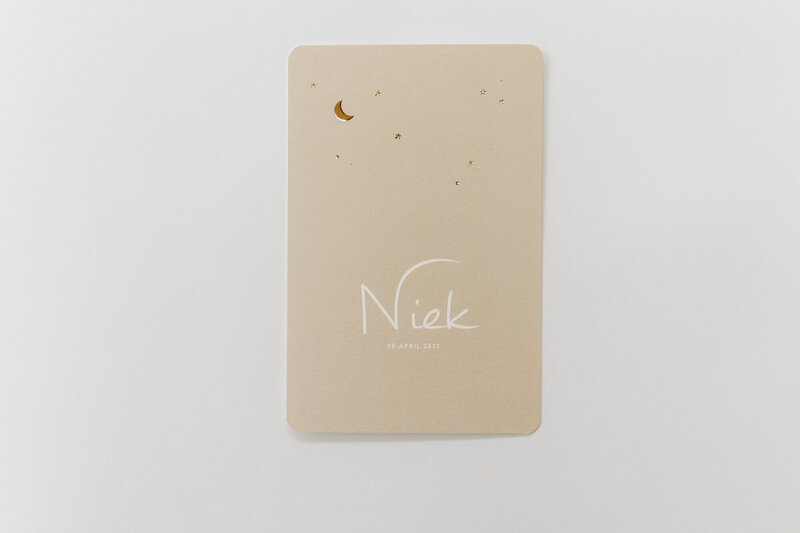 Extra-dik-geboortekaartje-beige-met-gouden-sterren-5