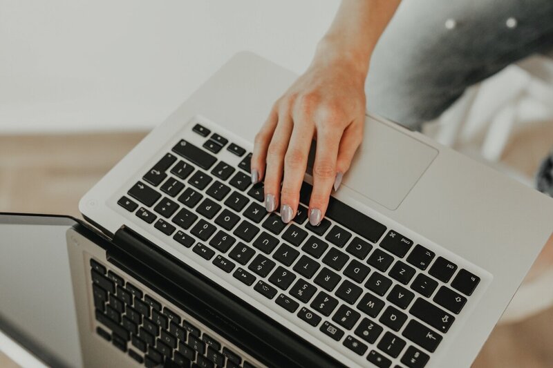 kaboompics_young-woman-working-on-laptop-18300resize