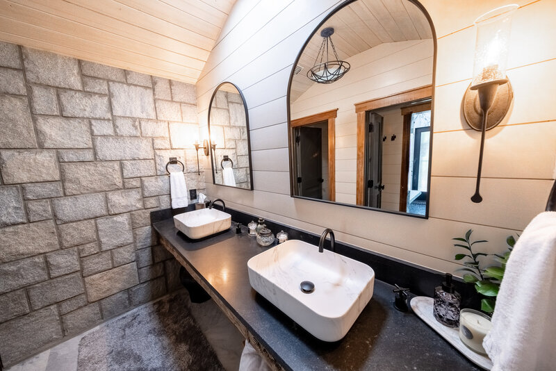 BLACKROCK KING SUITE BATHROOM 5