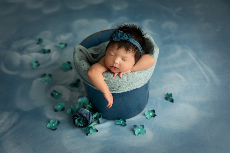 columbus-ohio-newborn-photographer-amanda-estep-photography-baby-girl-in-navy-blue-bucket-with-blue-flowers
