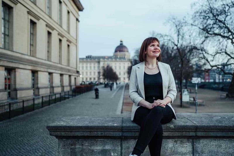 Portrait der Fotografin mit natürlichem Licht, einladende und kreative Persönlichkeit