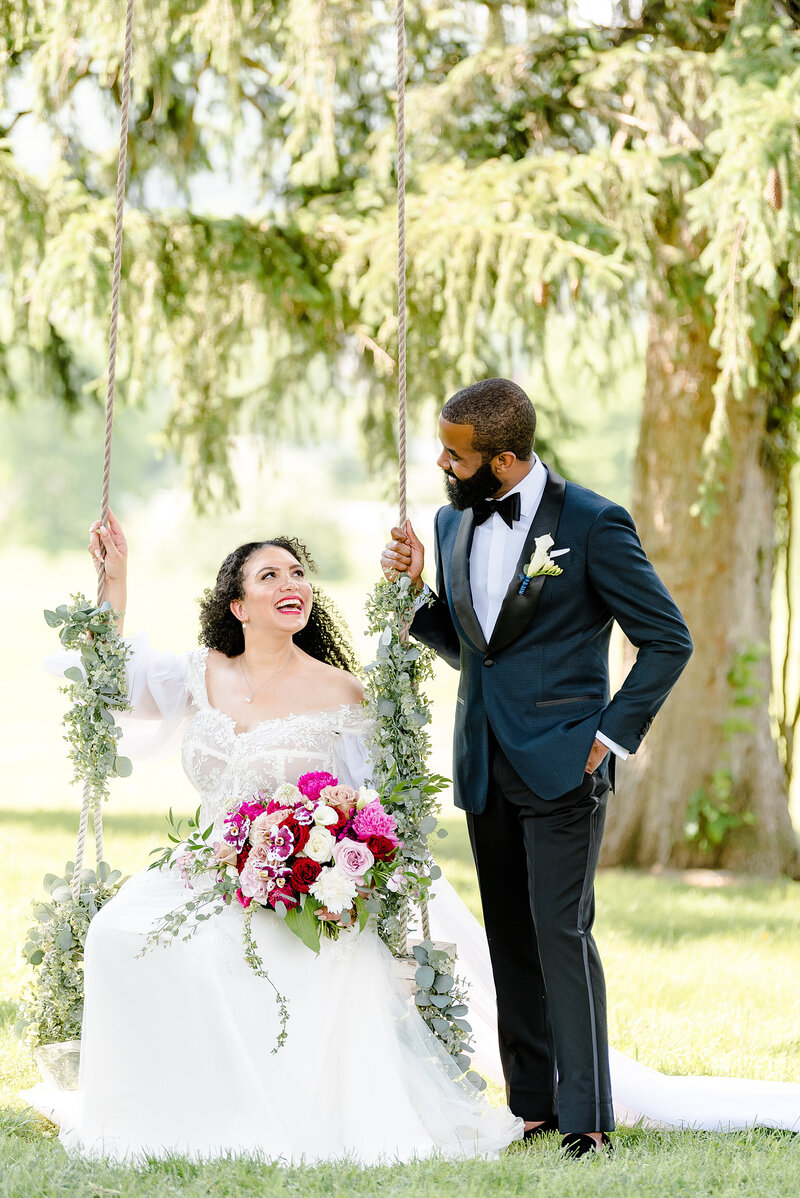 Custom floral arrangement with
multi-textured florals. Garden style floral arrangements. Floral design near St. Micheals, MD, Tilghman Island, MD and Chestertown, MD.