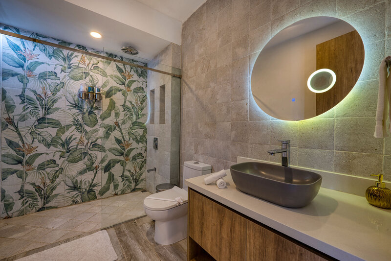 Luxury Queen suites - Queen bed private bathroom - deck -- Synergy (12a)