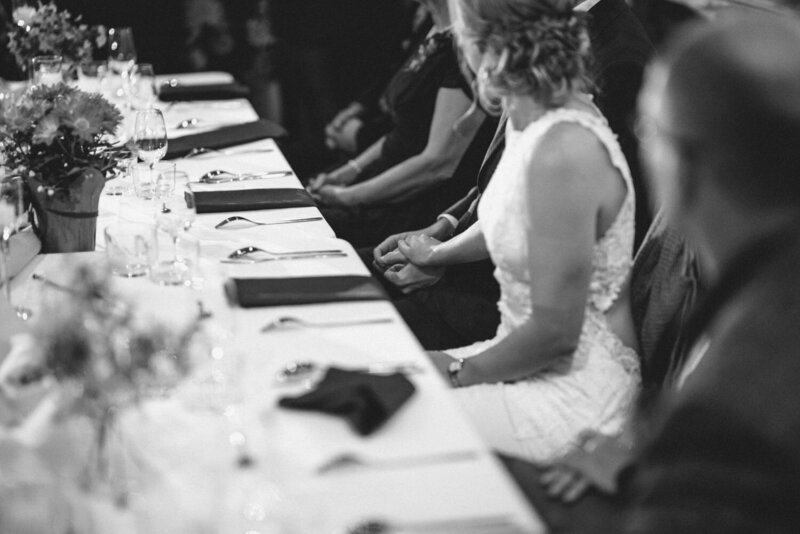 La mariée dépose tendrement sa main sur celle de son époux pendant la réception à l’Espace Shawinigan en Mauricie, geste intime capturé lors d’un mariage authentique et rempli d’émotion