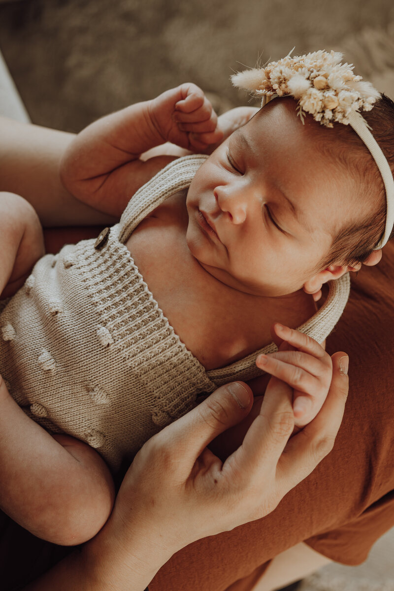 Slapende baby tijdens newbornshoot in Antwerpen