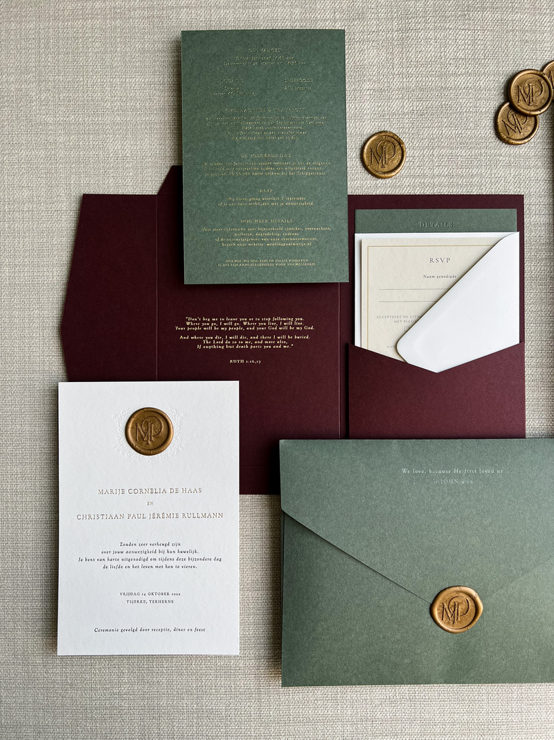 Pocketfold mapje trouwkaart huwelijksuitnodiging met goudfolie, lakzegel, krans in blinddruk en letterpress