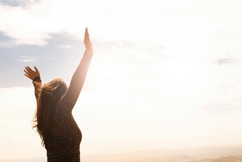 Woman-in field-freedom