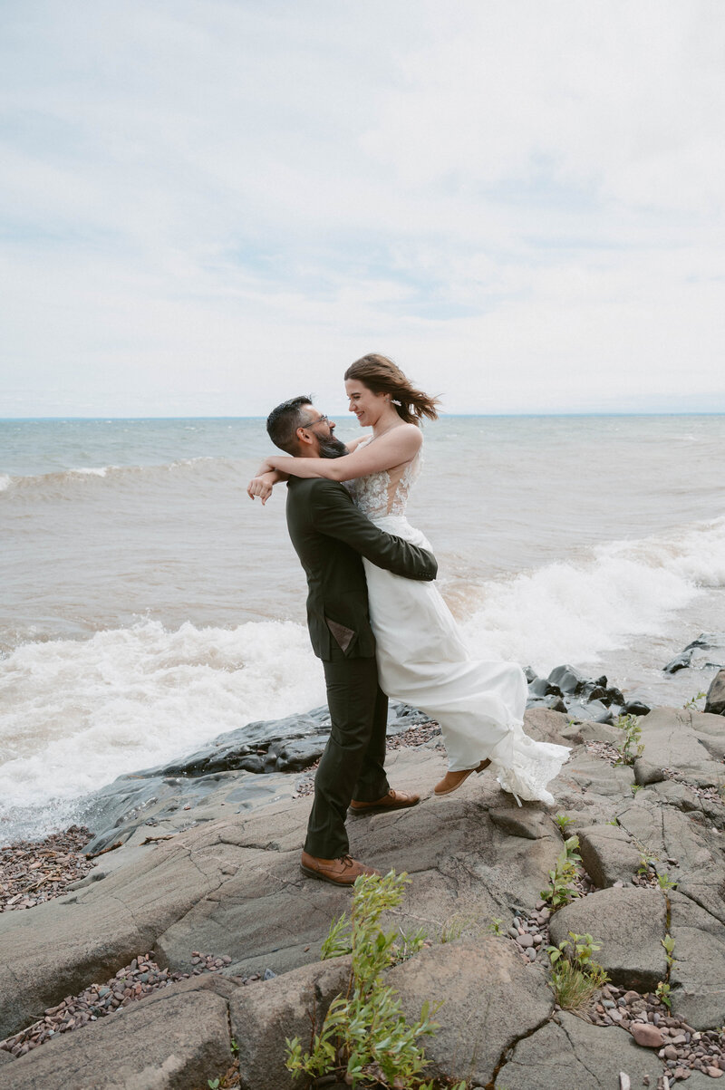 the couple cuddled by the mountains