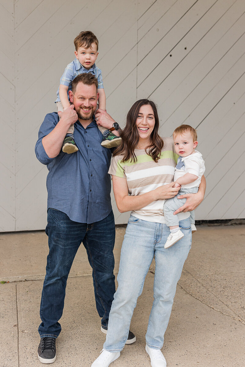 2024-krystal-moore-photography-moose-jaw-white-wall-family-4