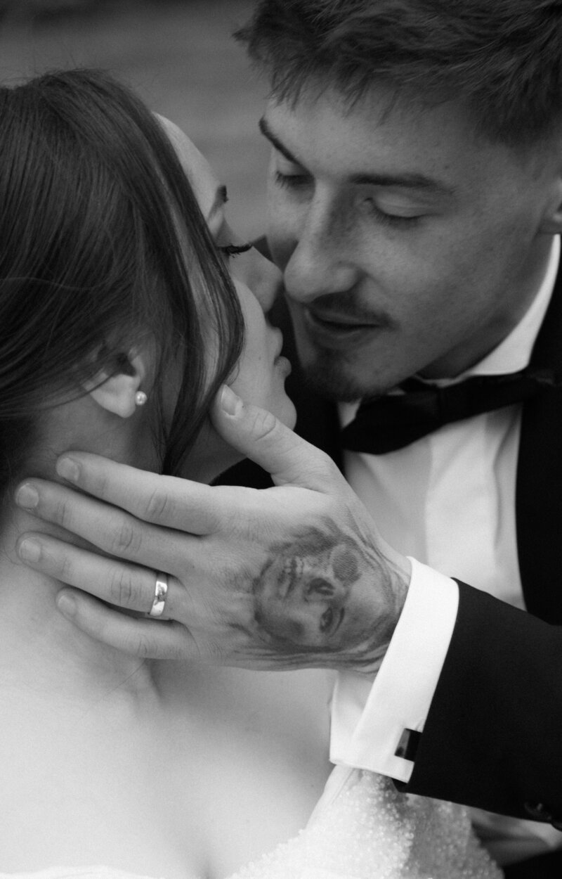 wedding coupLuxury wedding in Europe – sophisticated bride in a modern wedding gown and groom in a timeless suit.le kiss