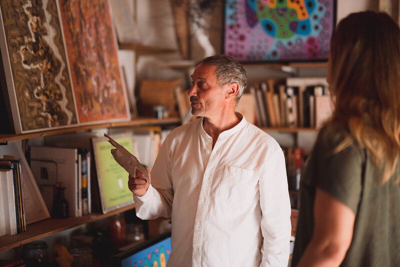 Ludovic Teneze devant un tableau de la collection écorces