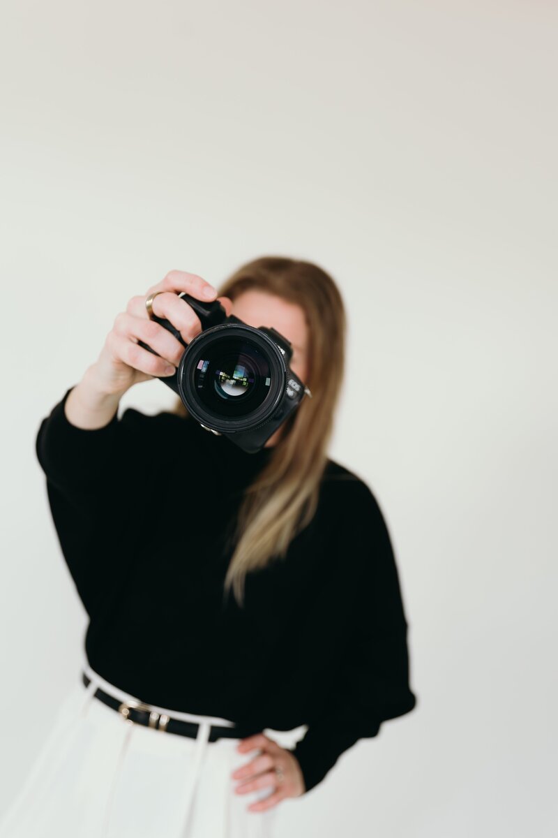 wedding photographer branding photos in a studio