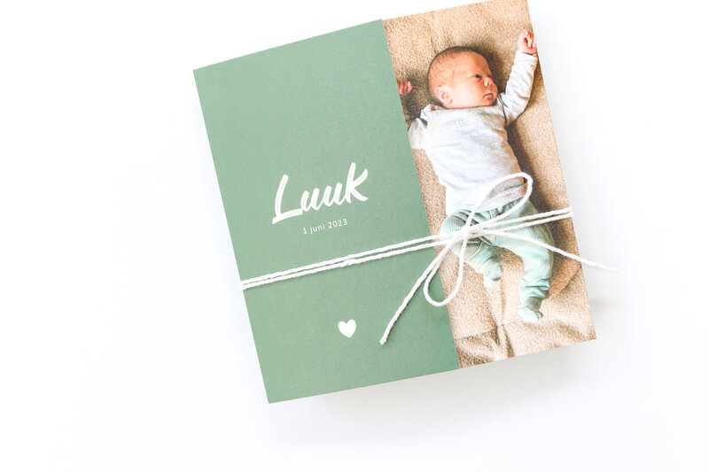 Groen-drieluik-geboortekaartje-Luuk-jongen-met-foto-en-touwtje-5