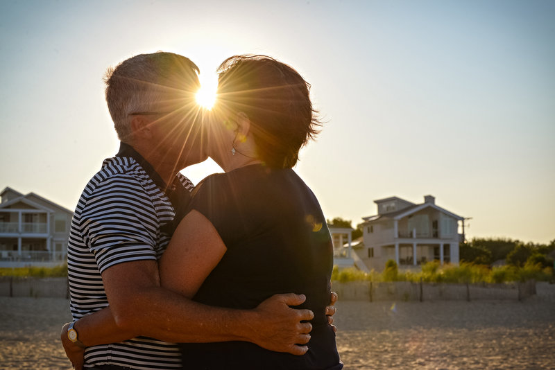 JandDstudio-family-beach-NJ-couple-kissing-sunburst-sunset
