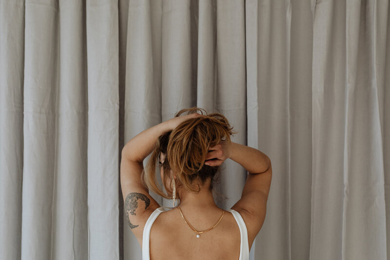 kaboompics_woman-is-wearing-pearls-and-jewelry-25800