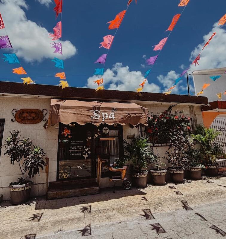 Sixto Rey, San Miguel De Allende-based Tarot reader, painter, printmaker, and psychologist, offering intuitive readings and artistic insight as part of EnForma’s holistic wellness community.