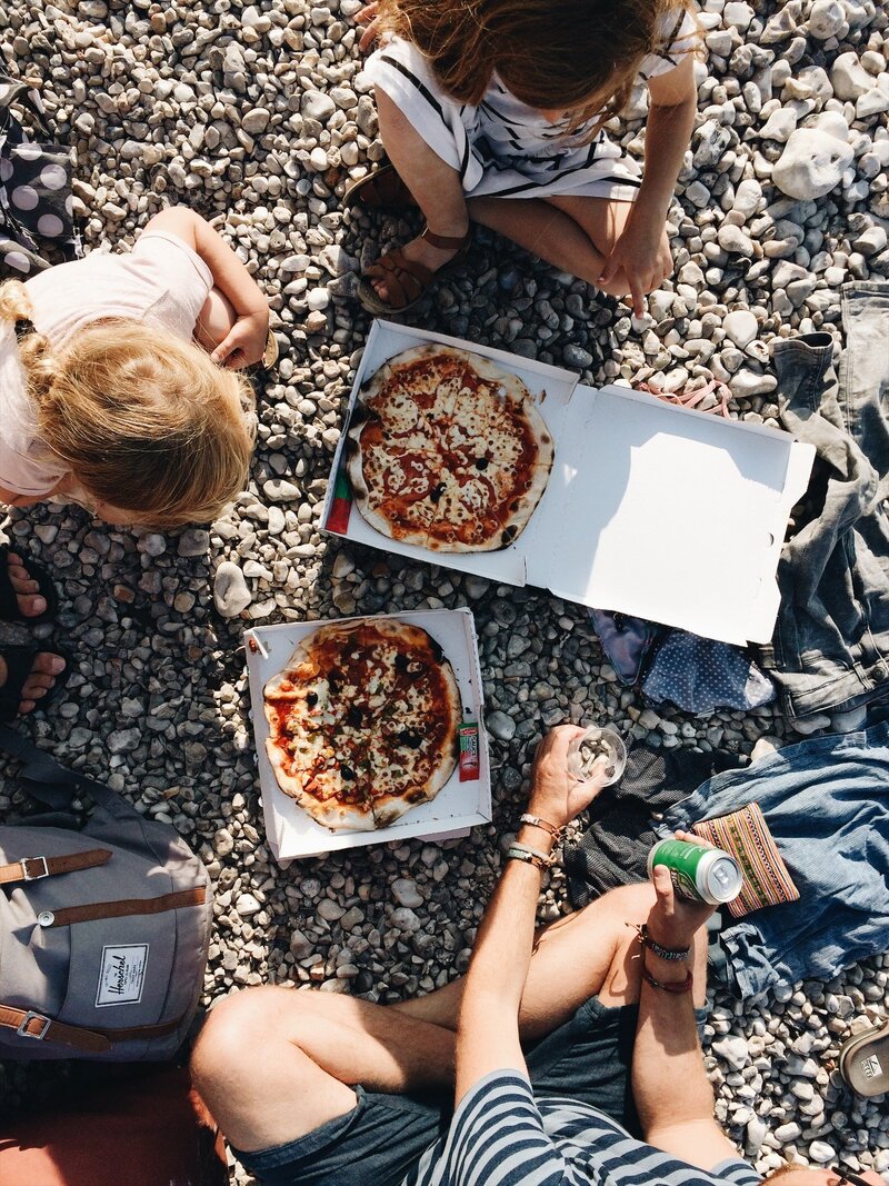 Pizza op het strand tijdens rondreis camper in Normandië