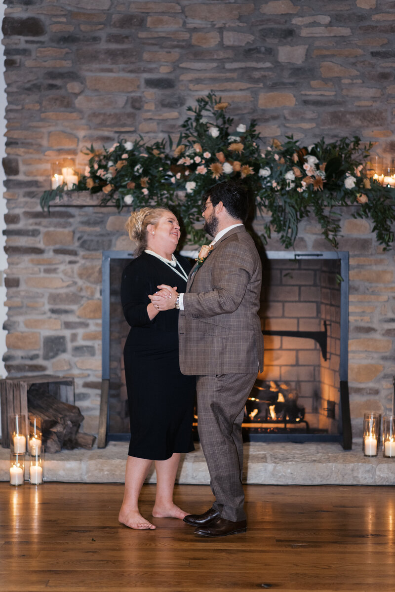 sarah-elizabeth-studio-ohio-wedding-photographer-the-landing-cummins-wedding-friday-first-dances-72