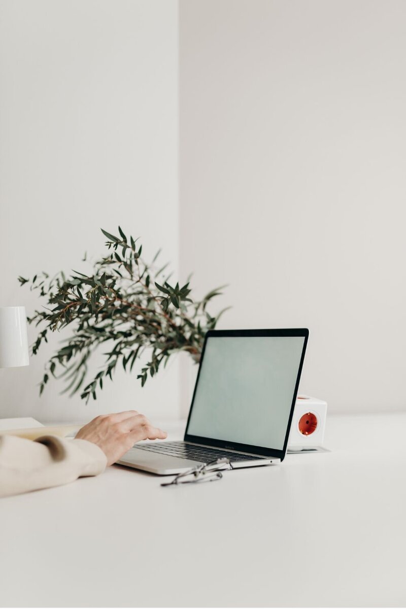 Woman with arms raised in front of Sedona red rock formations, symbolizing clarity, empowerment, and on-demand coaching support.