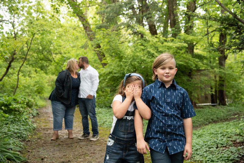 StrongsvilleOhioFamilyPhotosGardenviewHorticulturalParkPositivelyPortraits39