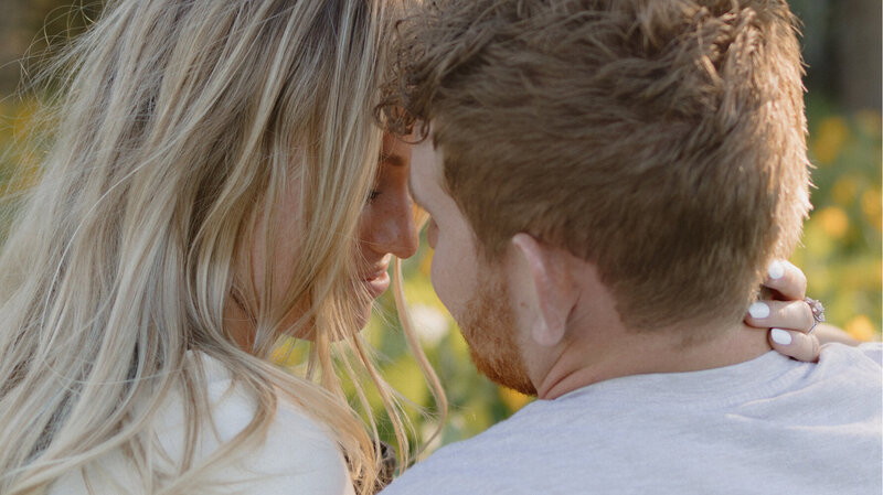storytelling-documentary-couple-photographer-flower-summer-session-judith-photo-co-11
