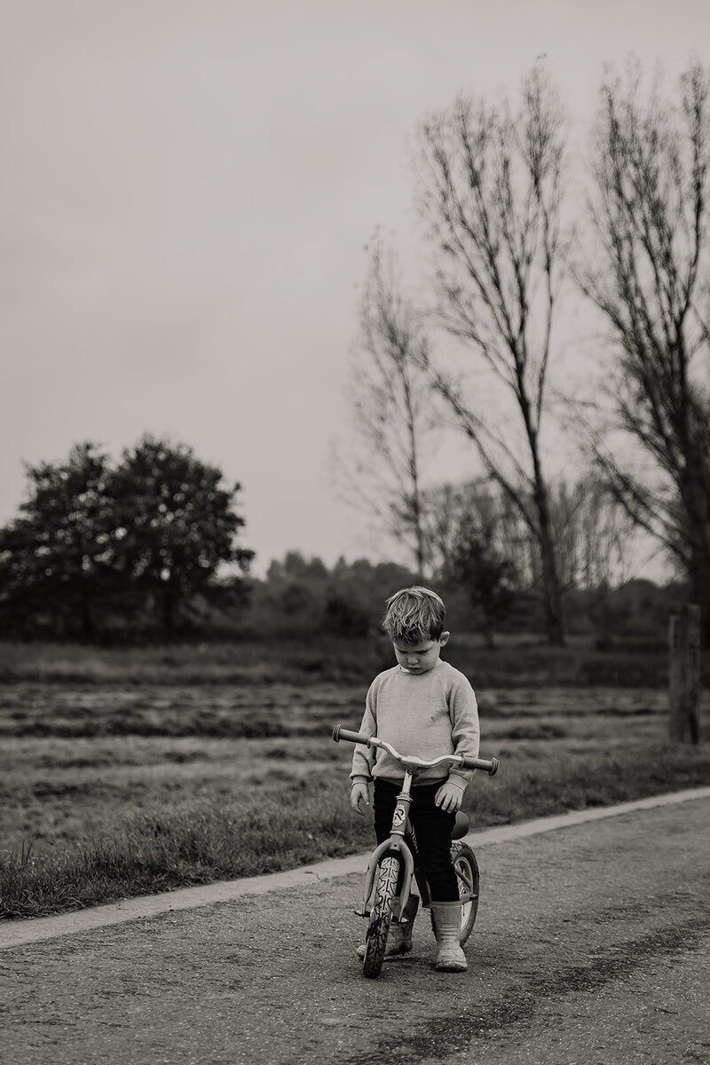 gezins fotoshoot gezinsfotografie fotoshoot gezin fotograaf eindhoven fotograaf in noord brabant trouwfotograaf zwangerschapsfotoshoot spontane gezinsfoto's gezinsshoot buiten
