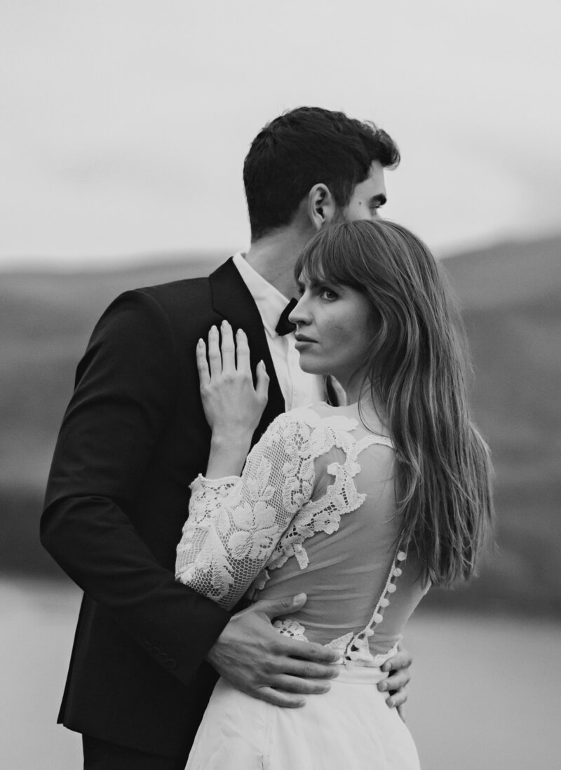 Faroe Islands elopement photography – intimate black and white kiss, by Kollar Photography.