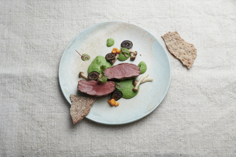 Modern angerichteter Teller im Restaurant BRACA des Hotels the breeze.