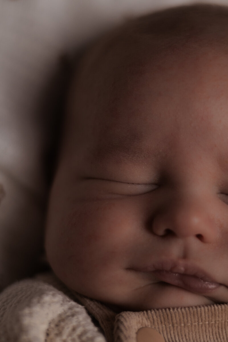 Lieve kleine baby die ligt te slapen 