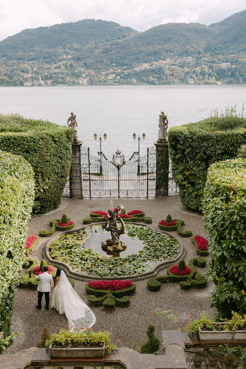 bride-and-groom-blocking-sun-light