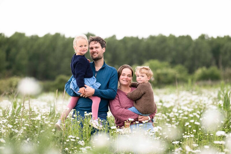 Spontane buitenshoot in de natuur met natuurlijk licht, vastgelegd door Studio 2Shoot op locatie in Zuid-Limburg.