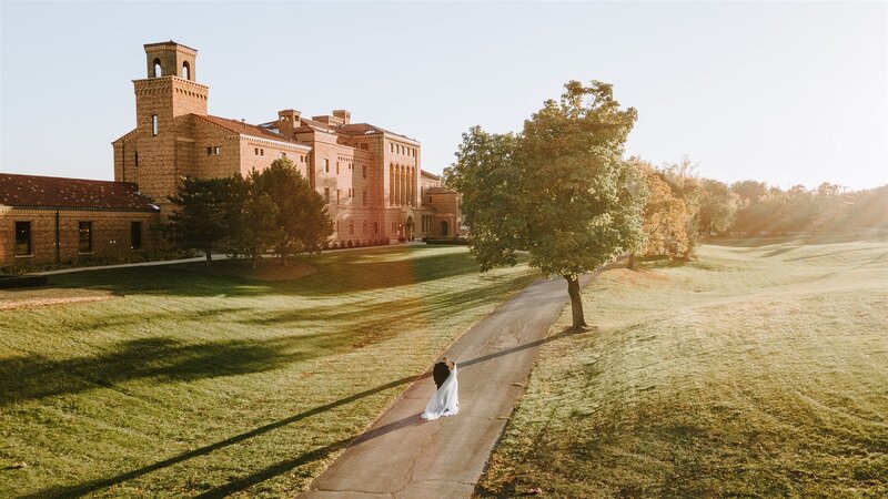 bride-groom-driveway3