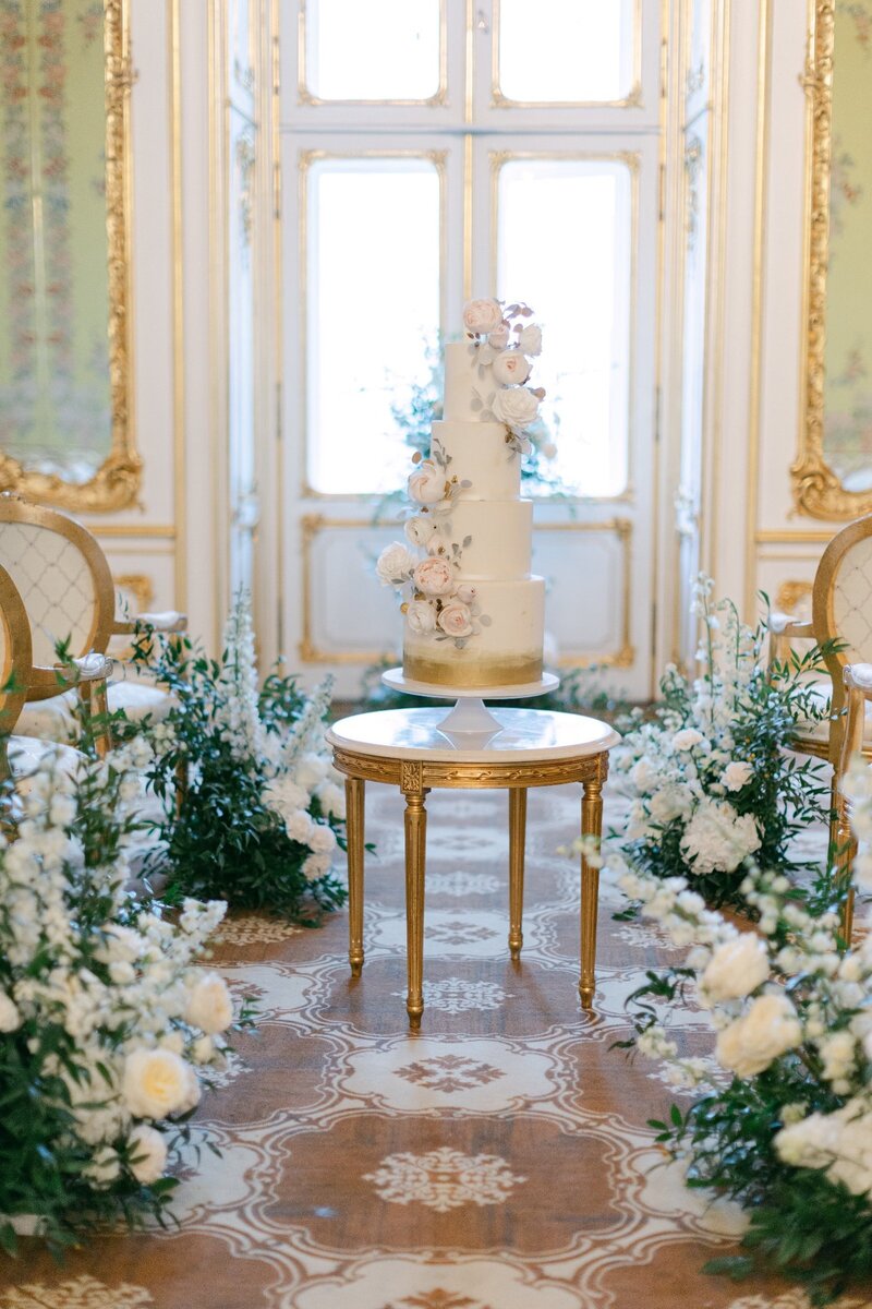 Bespoke sugar roses wedding cake in Viennese luxury palace Coburg