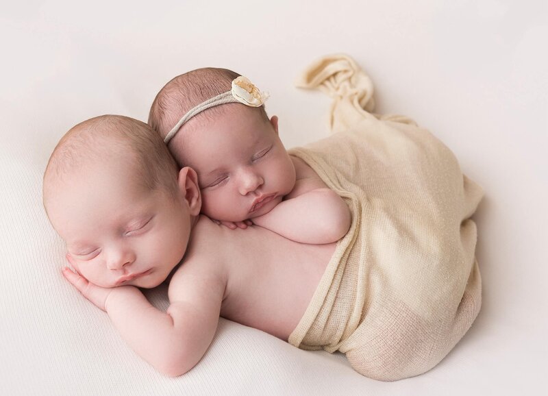 Newborn fotoshoot zusjes door award-winning newborn fotograaf Danielle Jentjens uit Veldhoven, Eindhoven, Noord-Brabant