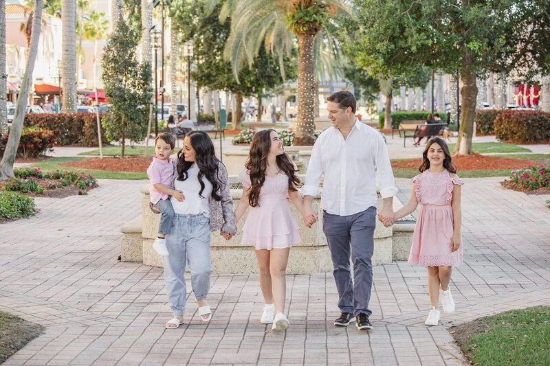 florida-family-walking